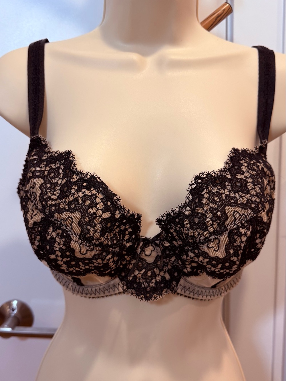 32E Madison Lejaby Black and Nude French Lace Bra - Picture 5 of 5